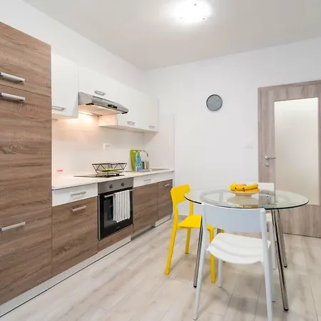 Apartman Paola アパート *