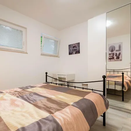 Apartman Paola アパート プーラ