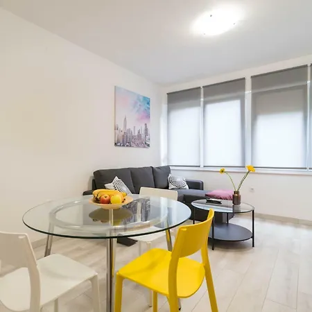 Apartman Paola アパート *